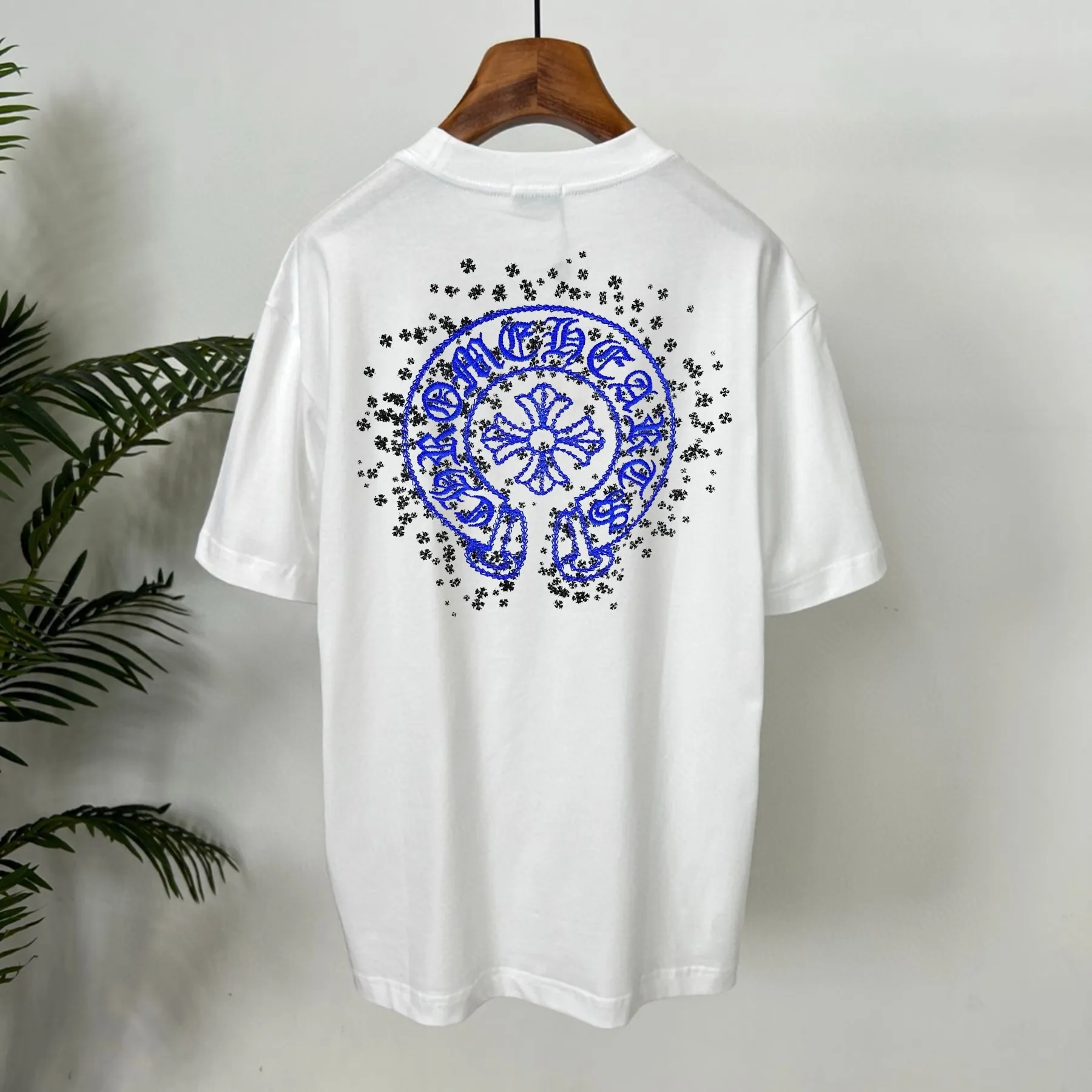 🅿️190 Year-round large supply, Croxin🔥🔥4050 new spring and summer fashionable round neck short sleeves👍high-end customization and versatile styles! It is more practical and can be easily controlled by anyone 🔥Made from 95% cotton + 5% Tencel 🔥fabric, it feels very nice, does not cause pilling, and does not deform. It is luxurious and classic 🐮logo design, very classy 👍A must buy for those who know the goods! The cut is a loose fit, suitable for both men and women! It shows your aura and also highlights your sophistication. This is its uniqueness. The effect on the upper body is very good. Size: S-XXL ⚠️Reference (model trying on, height 173cm, weight 145kg, wearing size L), can wear up to 200kg.